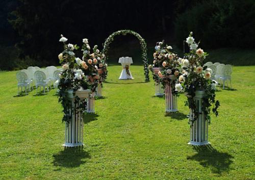 Kvetinová brána veľká a antické stojany pre svadobný obrad